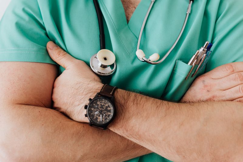 Recepcionista médico que ayuda a los pacientes mediante chat en vivo.