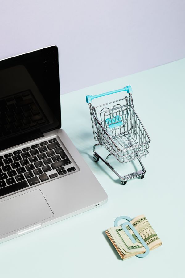 Propietario de un negocio de comercio electrónico comprobando pedidos