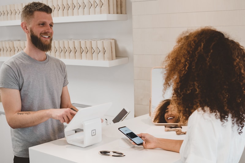 Propietario de una tienda de comercio electrónico que gestiona el chat con los clientes.